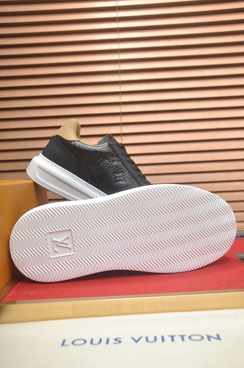 Men's men's shoes 💰640💶Original development, quality shipping, welcome to compare - LV sneaker series sports shoes introduce the loose silhouette of the ready-to-wear series into the spring and summer men's wear shows and make an eye-catching appearance. The cow leather upper is combined with rough fabric laces, and colorful beading highlights the brand's classic elements. LV letters mark the tongue and Monogram floral outsole. Mixed materials Made of top-grain cowhide, thick shoelace design, large Monogram print on the side, mesh lining and cotton feet, the comfort is as extreme as ever, premium heritage, quality first, worth owning! Size: Men’s 38-45 (45 is custom-made and cannot be returned or exchanged)